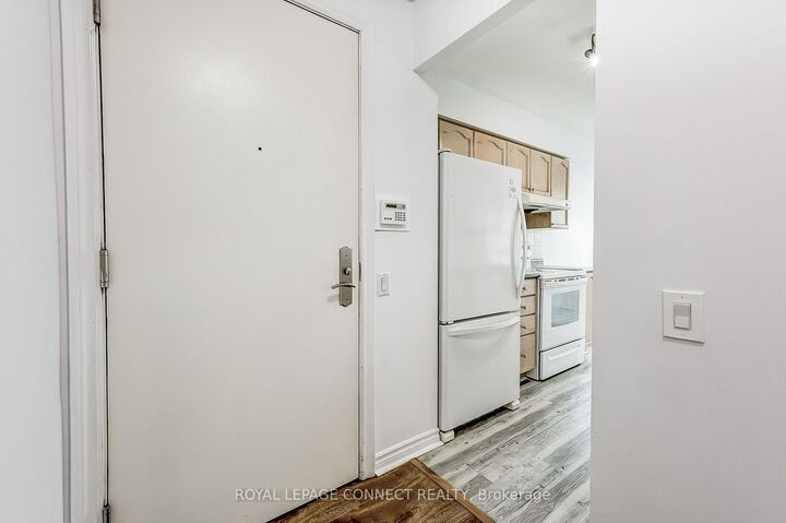 Property Photo:  61 Town Centre Court 403  ON M1P 5C5 