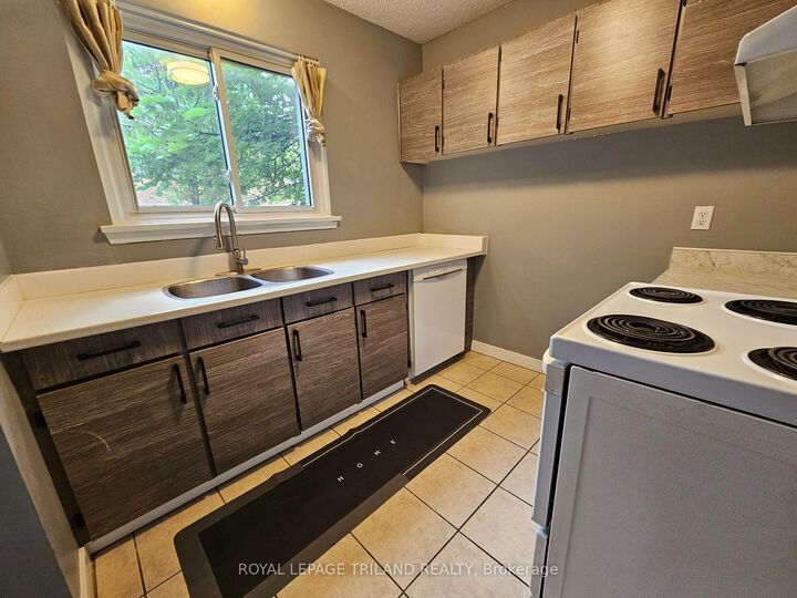 Property Photo:  358 Homestead Court 7  ON N6G 2E9 