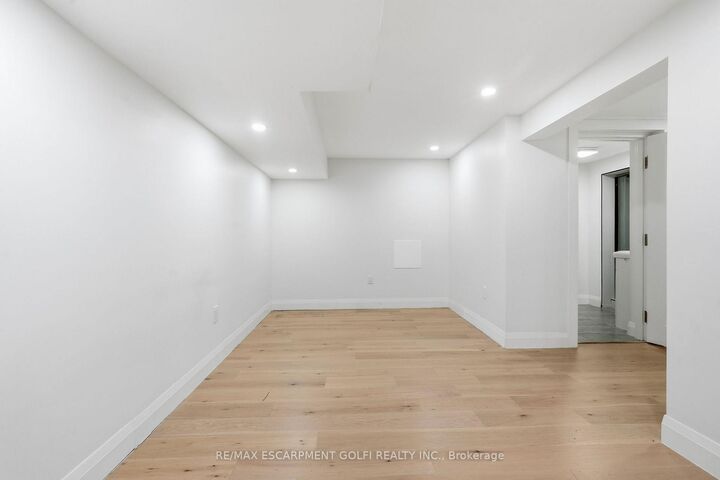 Property Photo:  47 Barrington Drive Lower  ON L3C 5Z8 