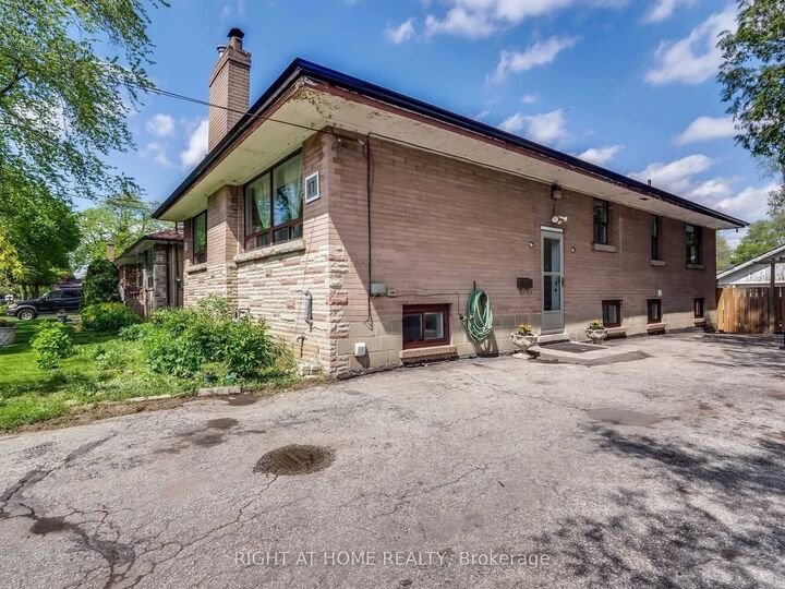 Property Photo:  17 Bryant Street Bast  ON M3H 4Z8 