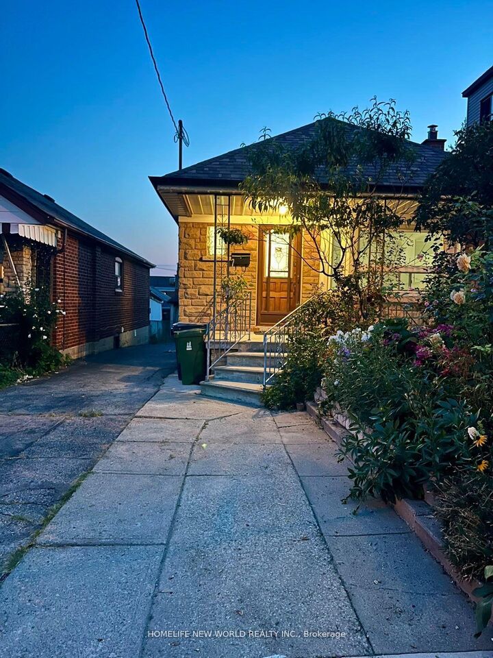 Property Photo:  354 Kane Avenue Main  ON M6M 3P4 