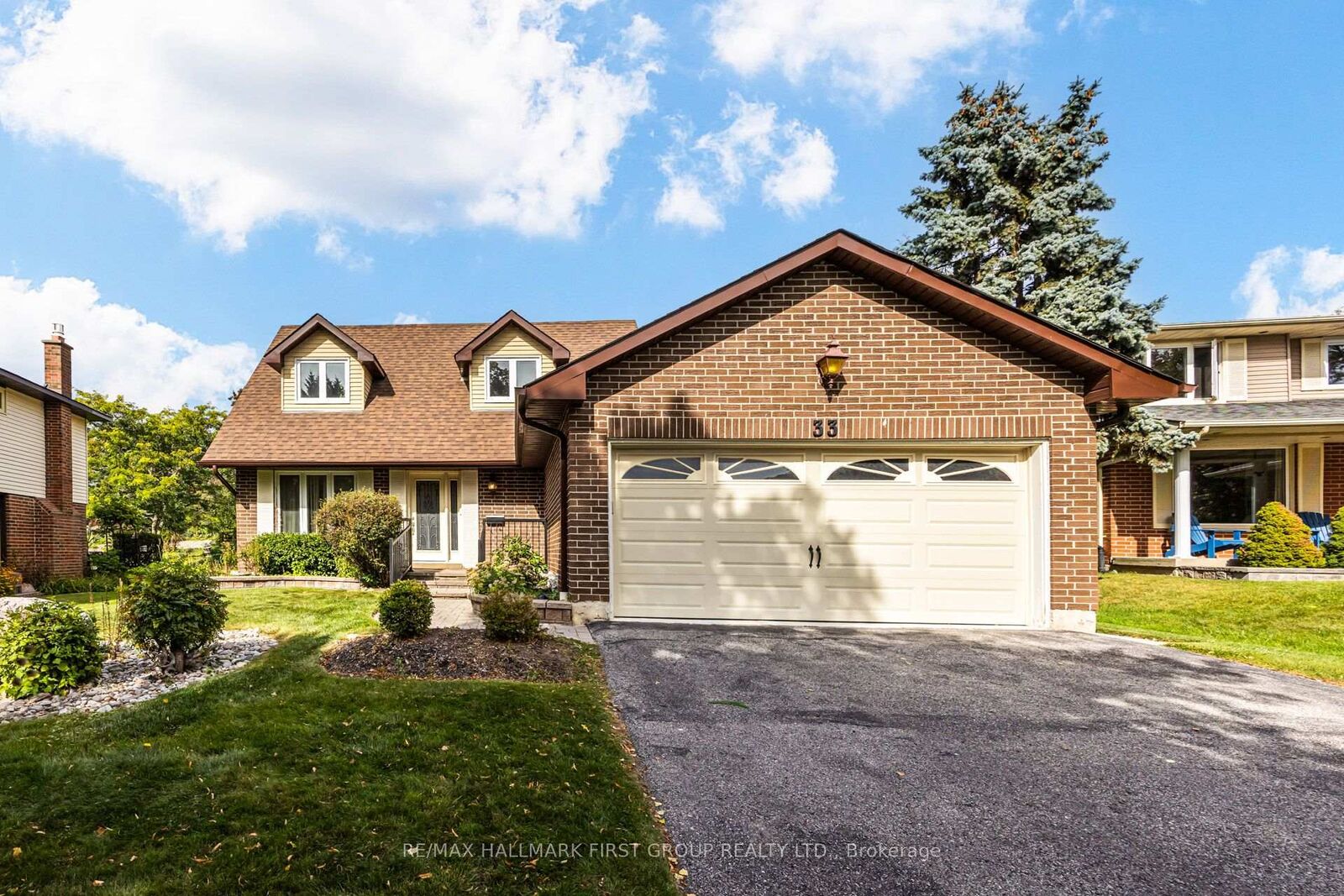 Property Photo:  33 Anstead Crescent  ON L1S 3X4 