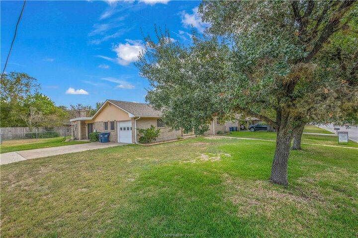 Property Photo:  901 Glade Street  TX 77840 