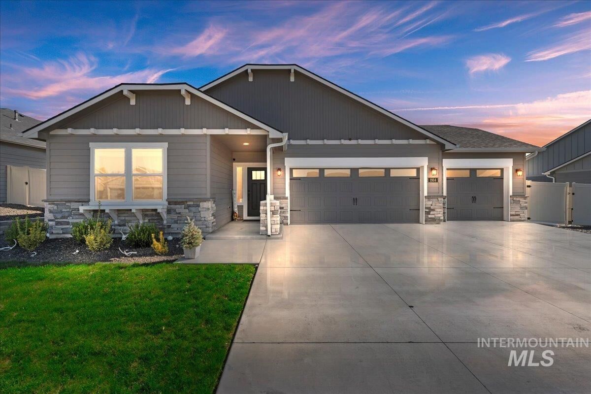 Property Photo:  1914 N Perth Ave  ID 83644 