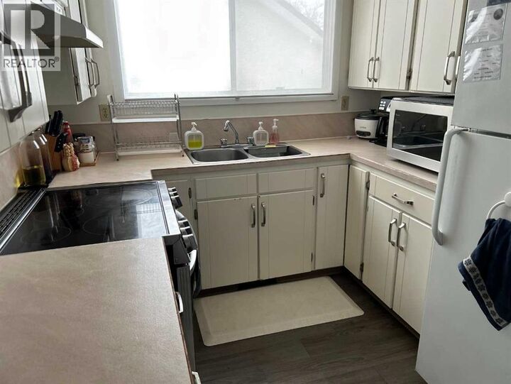 Property Photo:  52 Westbrook Crescent West  AB T1R 0A9 