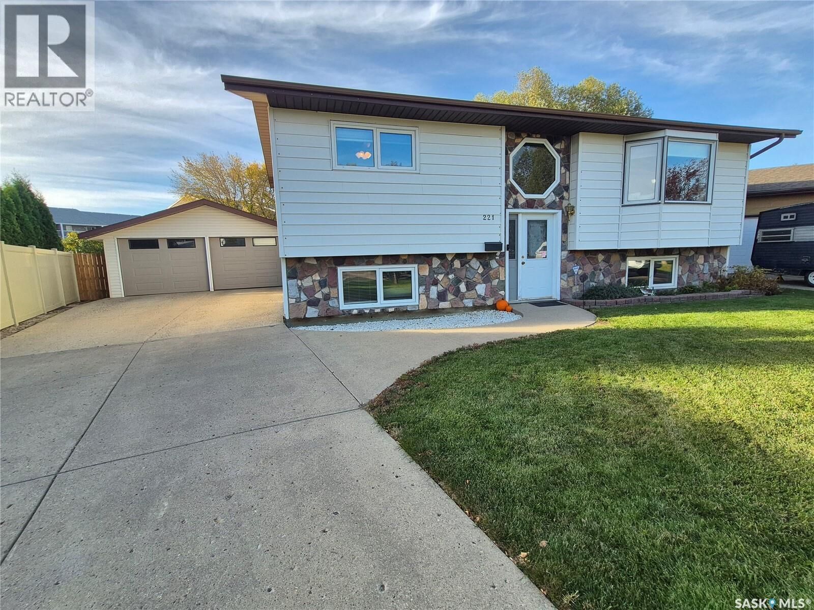 Property Photo:  221 Bean Crescent  SK S4H 3A3 