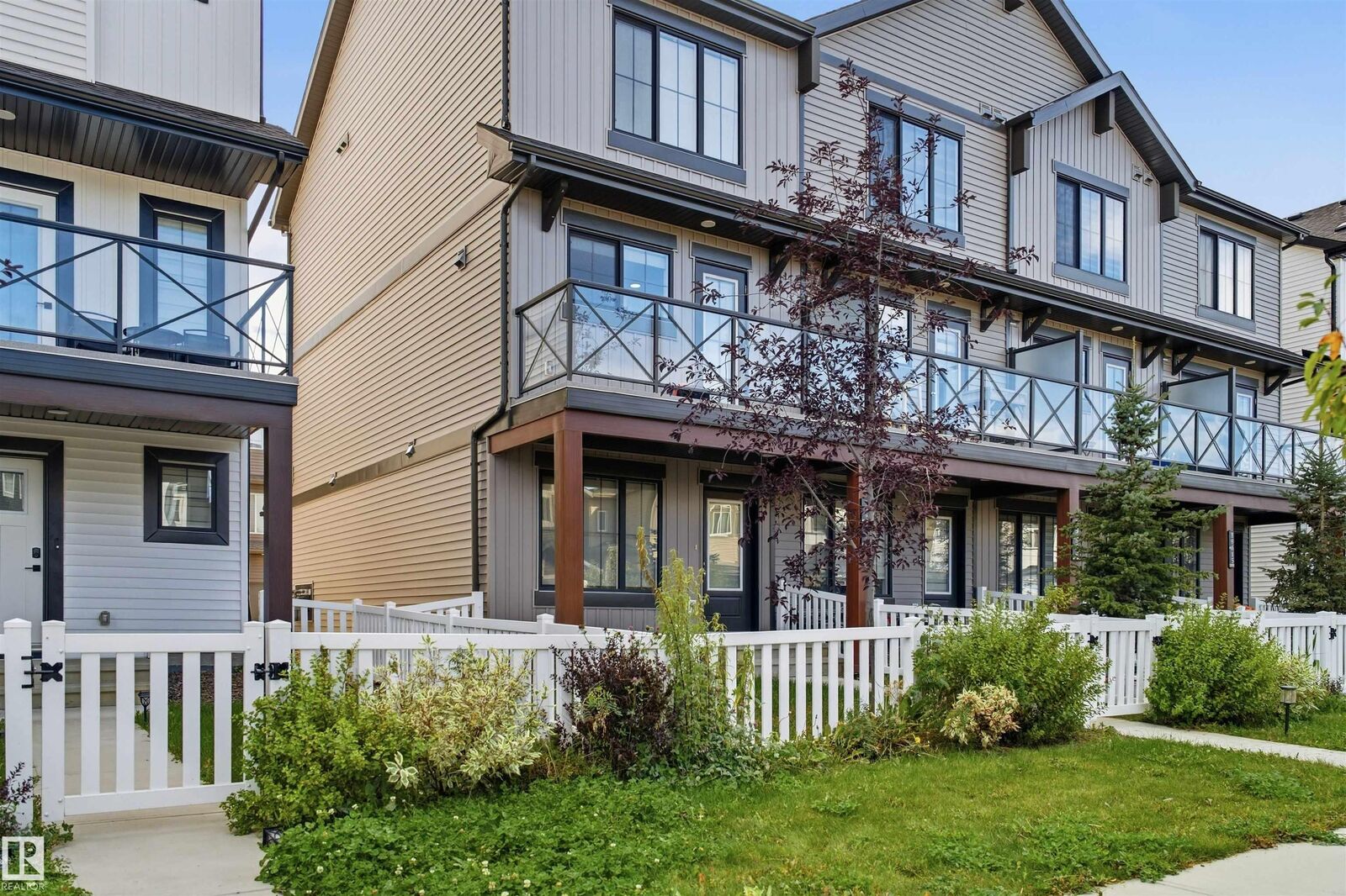 Property Photo:  19611 28 Avenue NW  AB T6M 0X2 