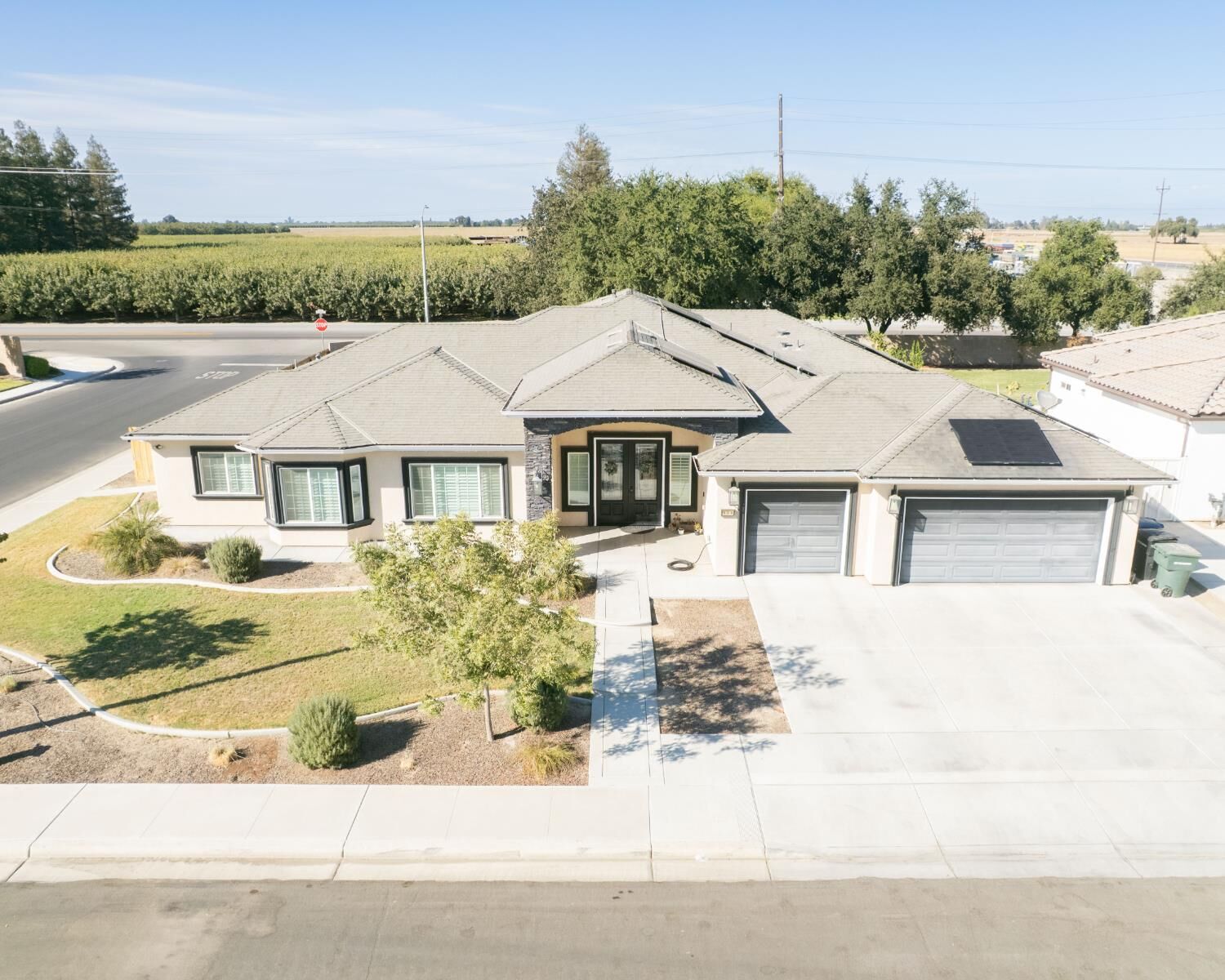 Property Photo: 634 E San Miguel Street CA 93230