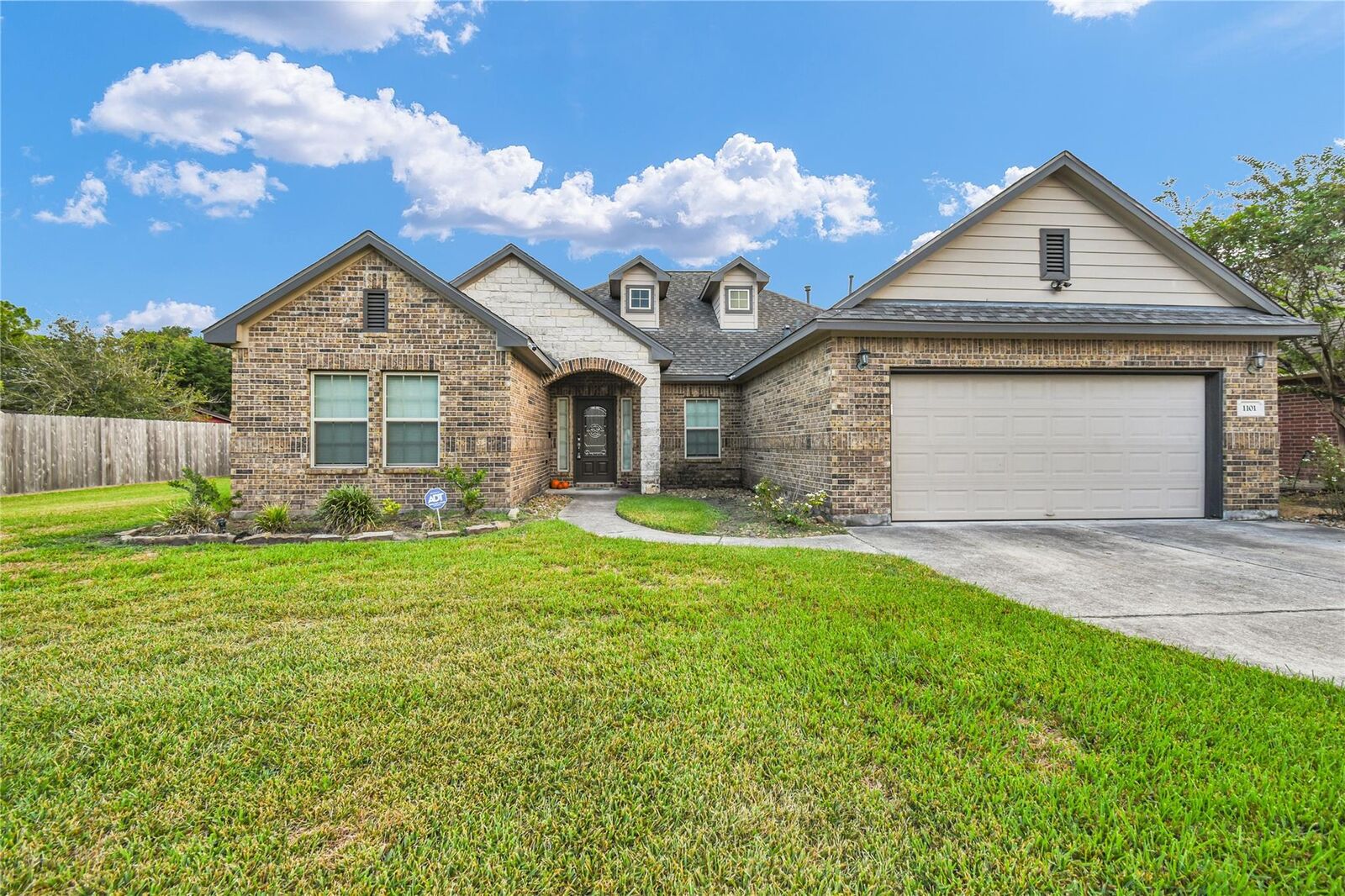 Property Photo: 1101 Isabella Boulevard TX 77515