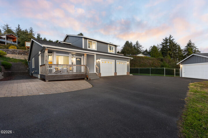 Property Photo:  821 SE Vista Drive  OR 97365 