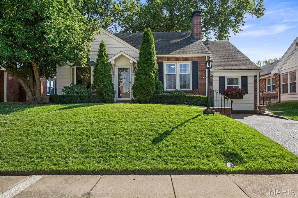 Property Photo:  8528 Douglas Court  MO 63144 