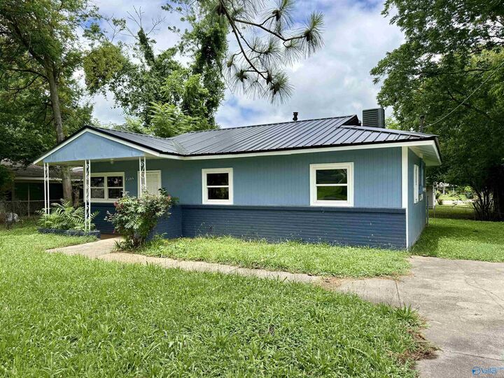 Property Photo: 2206 Evans Avenue AL 35810