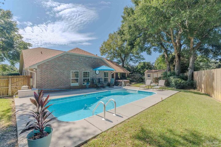 Property Photo: 4252 Lancaster Gate Dr FL 32571