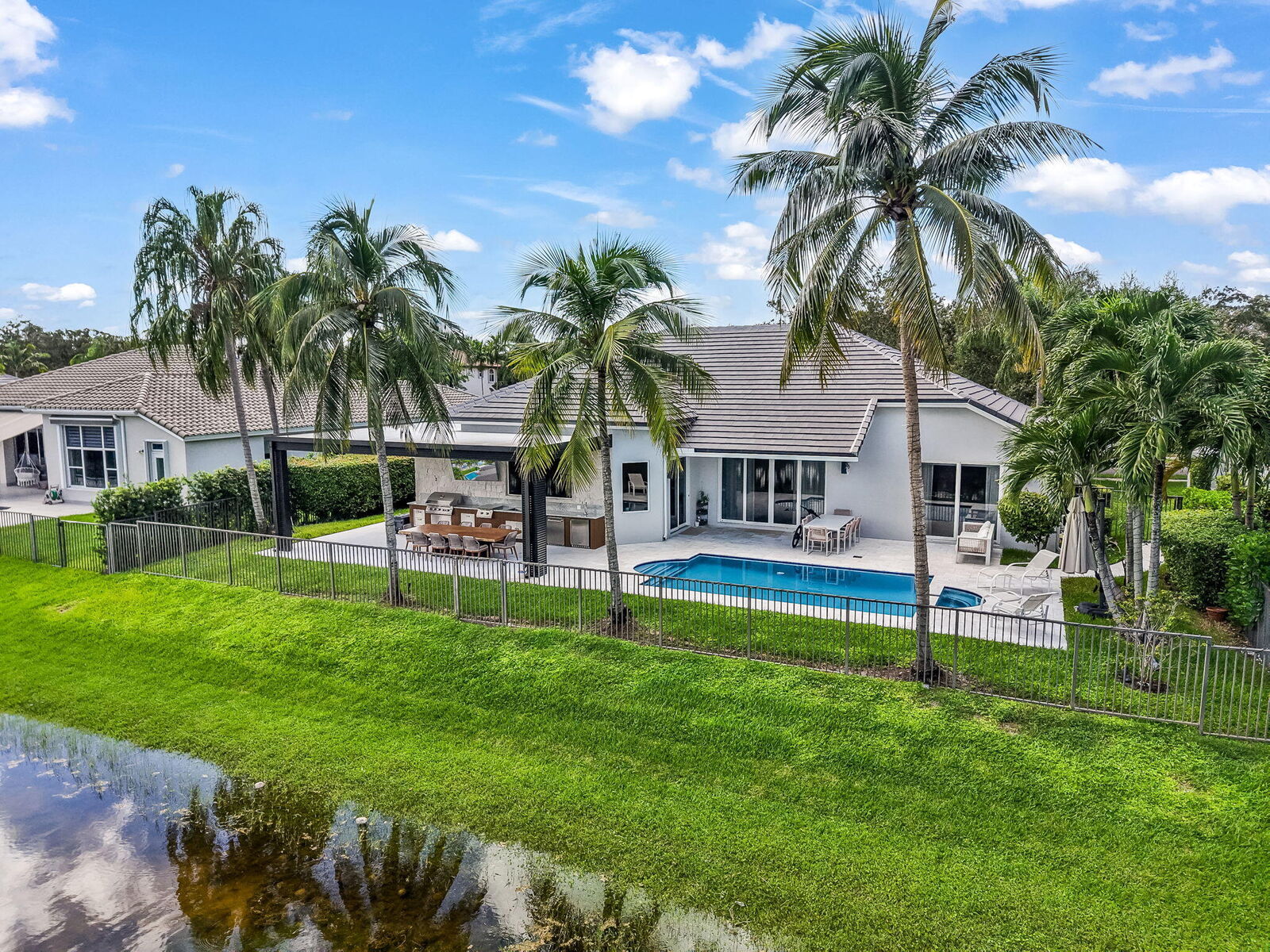 Property Photo:  2678 Meadowood Drive  FL 33332 