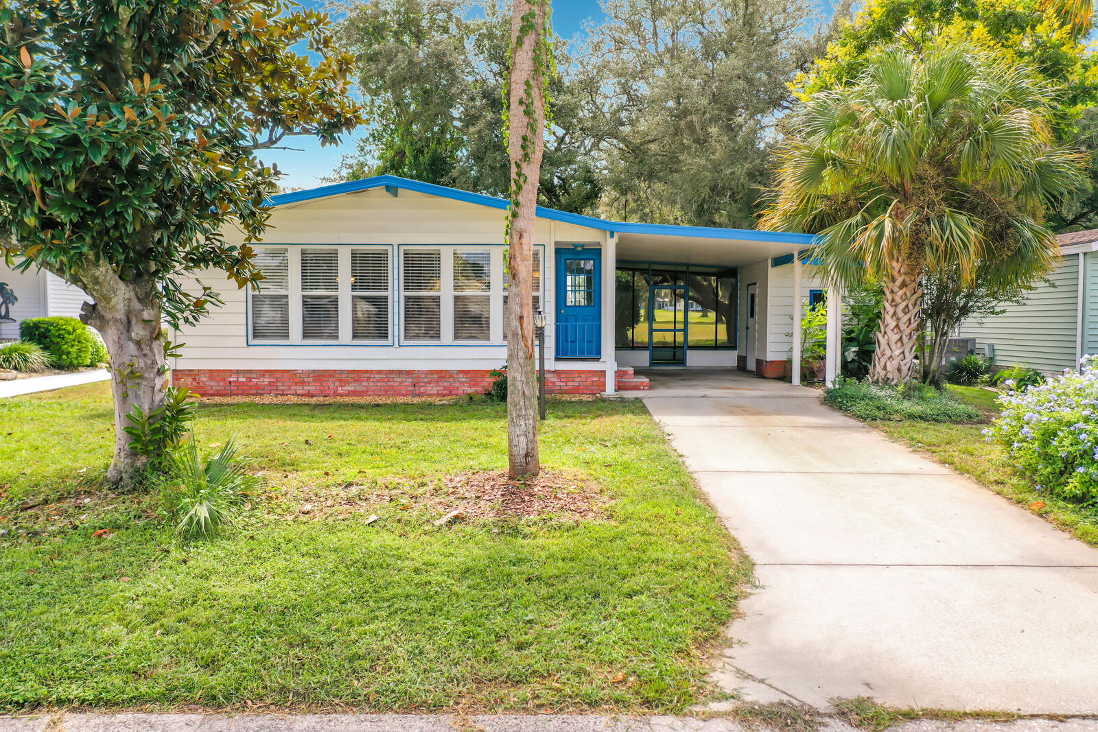 Property Photo:  910 Orchid Street  FL 32159 