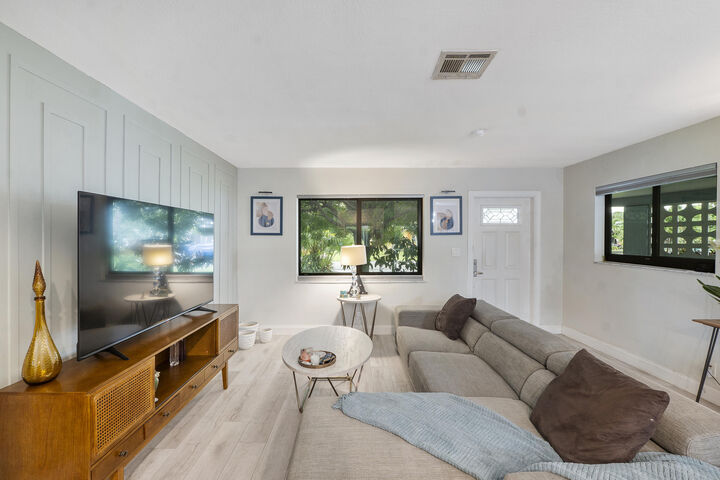 Property Photo: 4450 NW 19th Avenue FL 33309