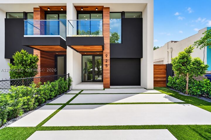 Property Photo:  925 SW 10th Ave  FL 33130 
