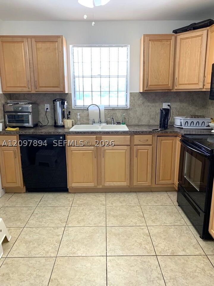 Property Photo:  5160 SW 40th Ave 26D  FL 33314 