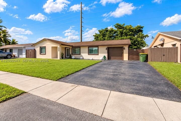 Property Photo: 1711 N Anhinga Ln FL 33035