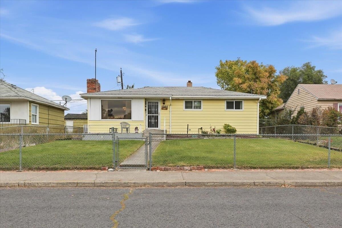 Property Photo: 1211 E Garland Ave WA 99207