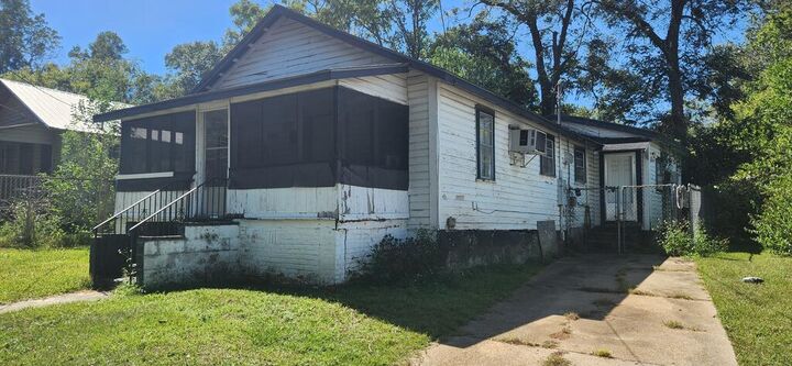 Property Photo:  1021 Blackshear Street  AL 36303 