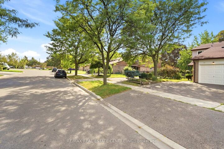 Property Photo:  25 Scottsdale Court  ON L6W 3R8 