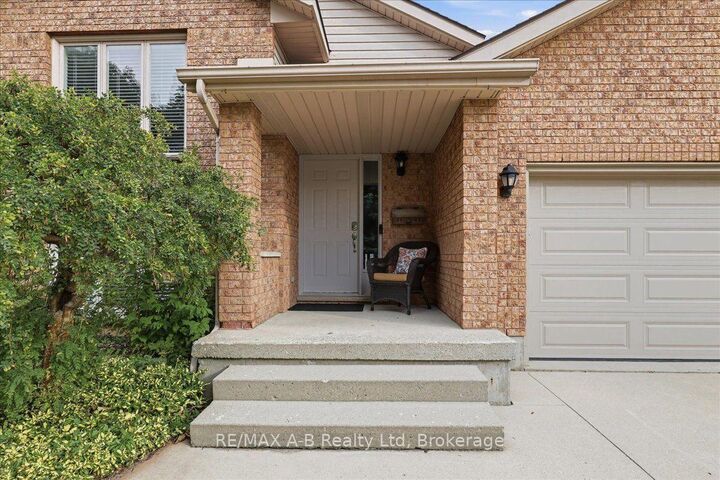 Property Photo:  194 Norwood Court  ON N5A 7S7 