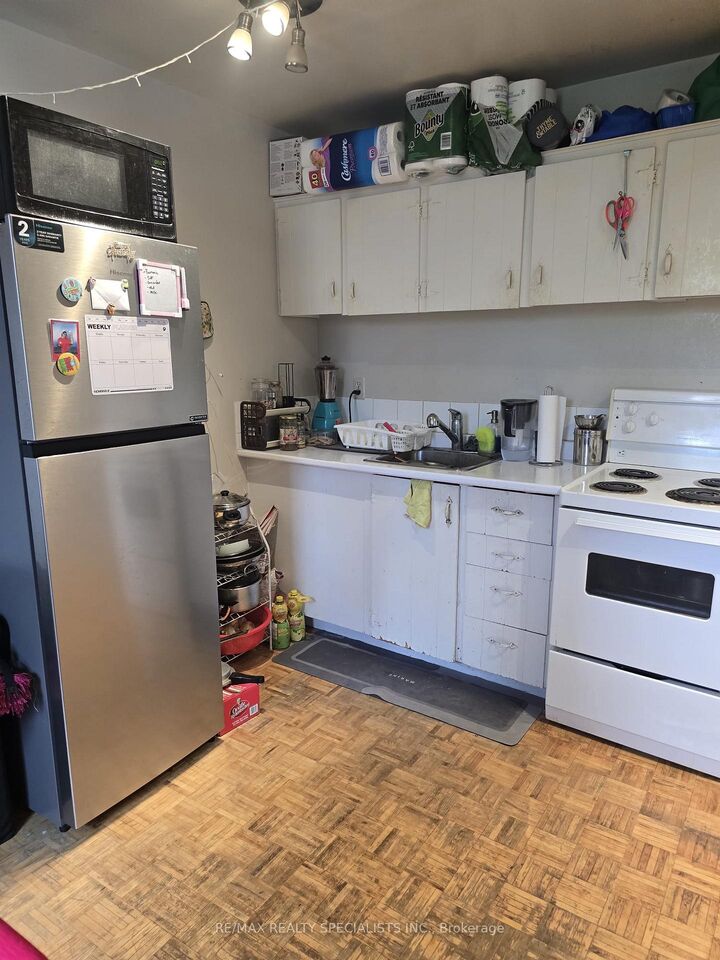 Property Photo:  1087 Bloor Street W 305  ON M6H 1M5 