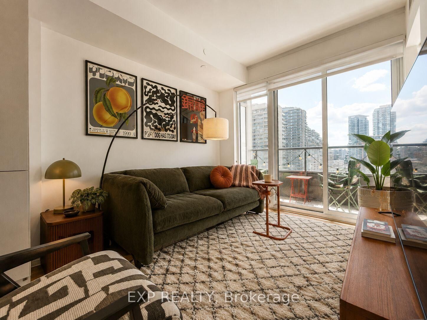 Property Photo:  19 Western Battery Road 811  ON M6K 3S4 