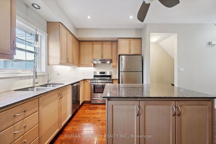 Property Photo:  4 Cheltenham Mews  ON N2H 0B2 