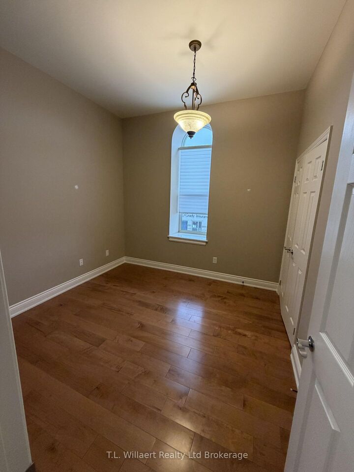 Property Photo: 17 Brock Street W 202 ON N4G 2A3