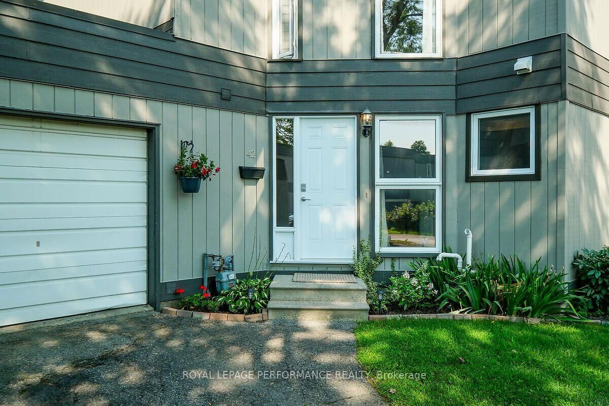 Property Photo:  42 Compata Way 28  ON K1B 4W9 