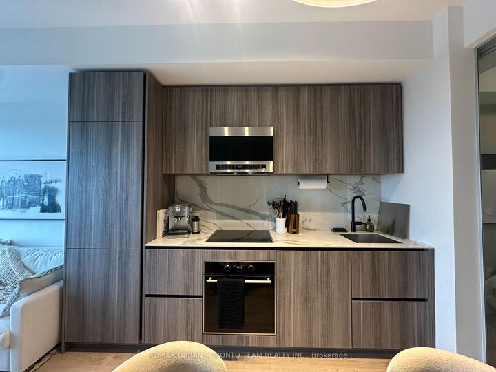 Property Photo:  127 Broadway Avenue 3013  ON M4P 1V4 