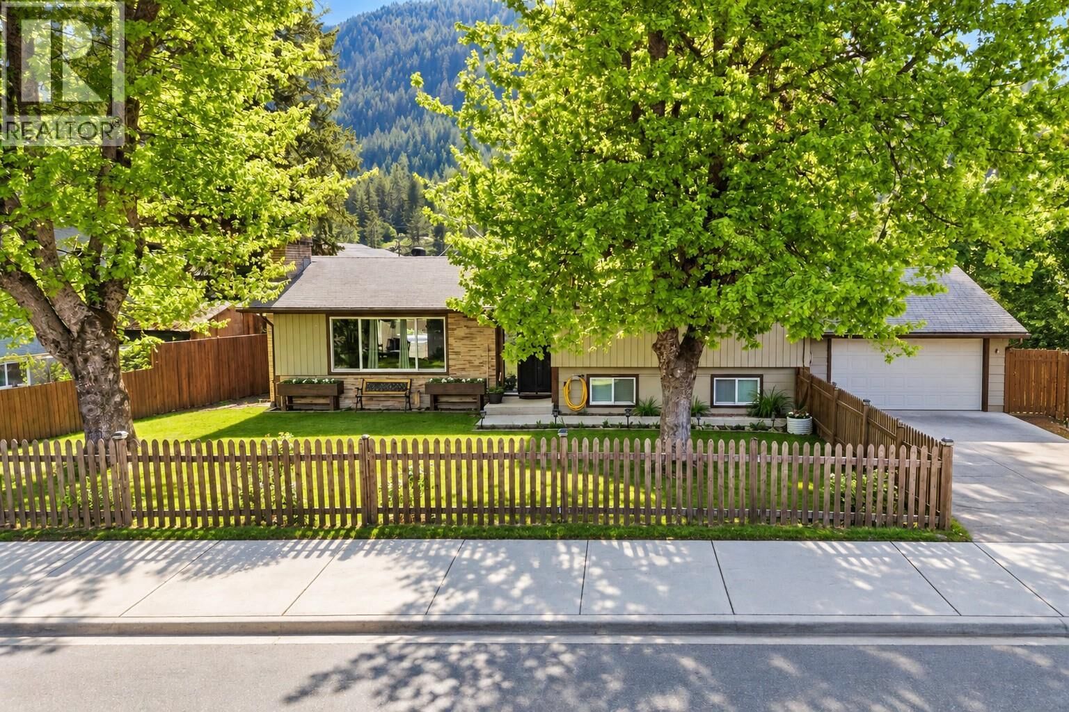 Property Photo: 606 Riverside Avenue BC V0E 2V0