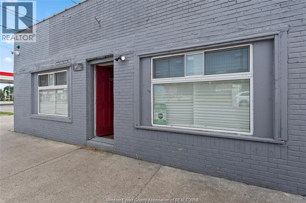 Property Photo:  939 Wyandotte Street East  ON N9A 3K1 