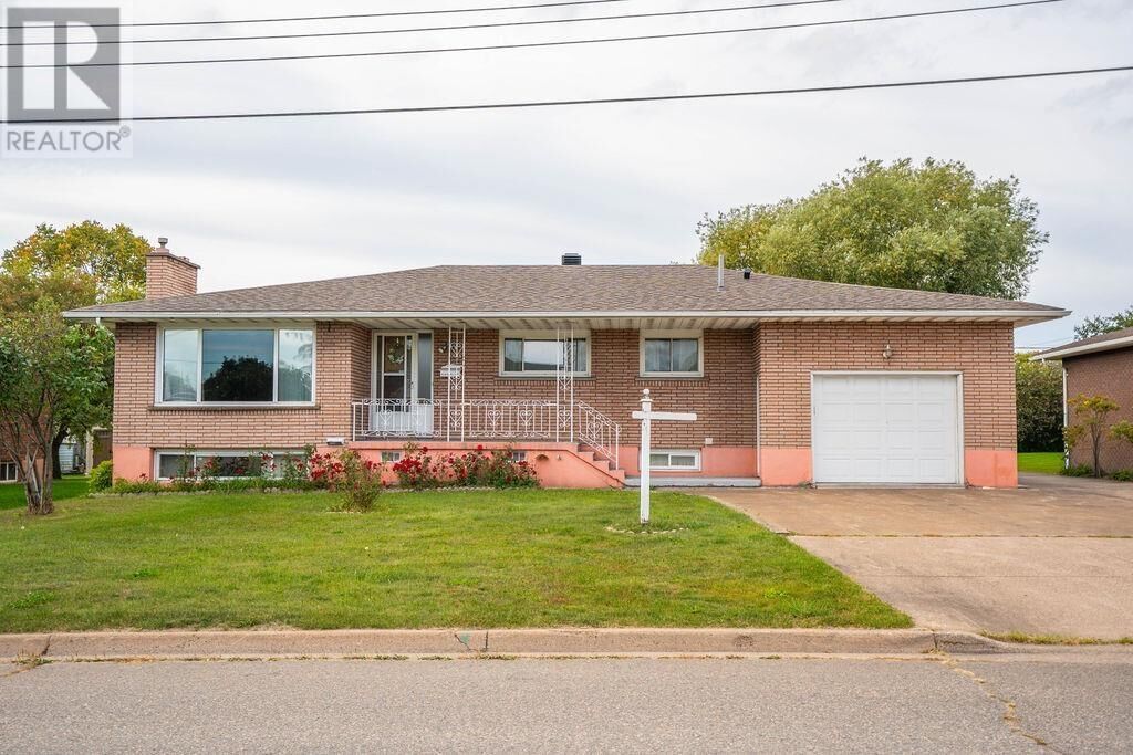 Property Photo:  285 Spadina Ave  ON P6C 5E1 