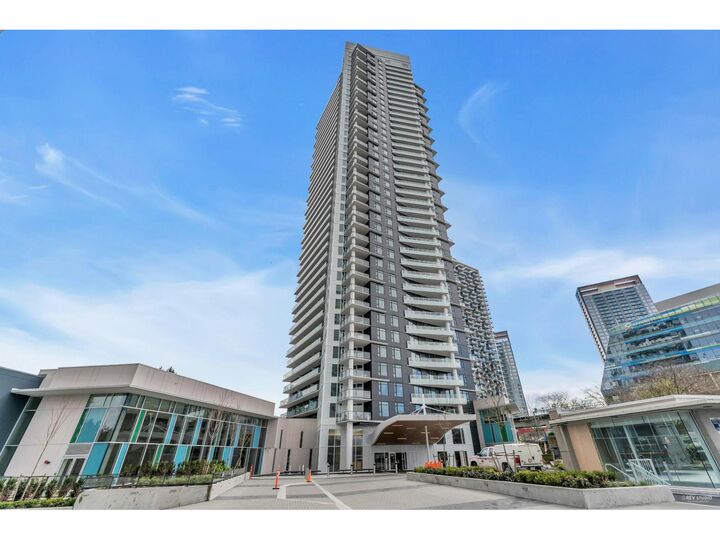 Photo de la propriété:  9887 Whalley Boulevard 801  BC V3T 0P4 