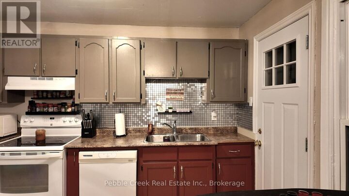 Property Photo:  30 St Charles Place 30  ON N0M 1L0 
