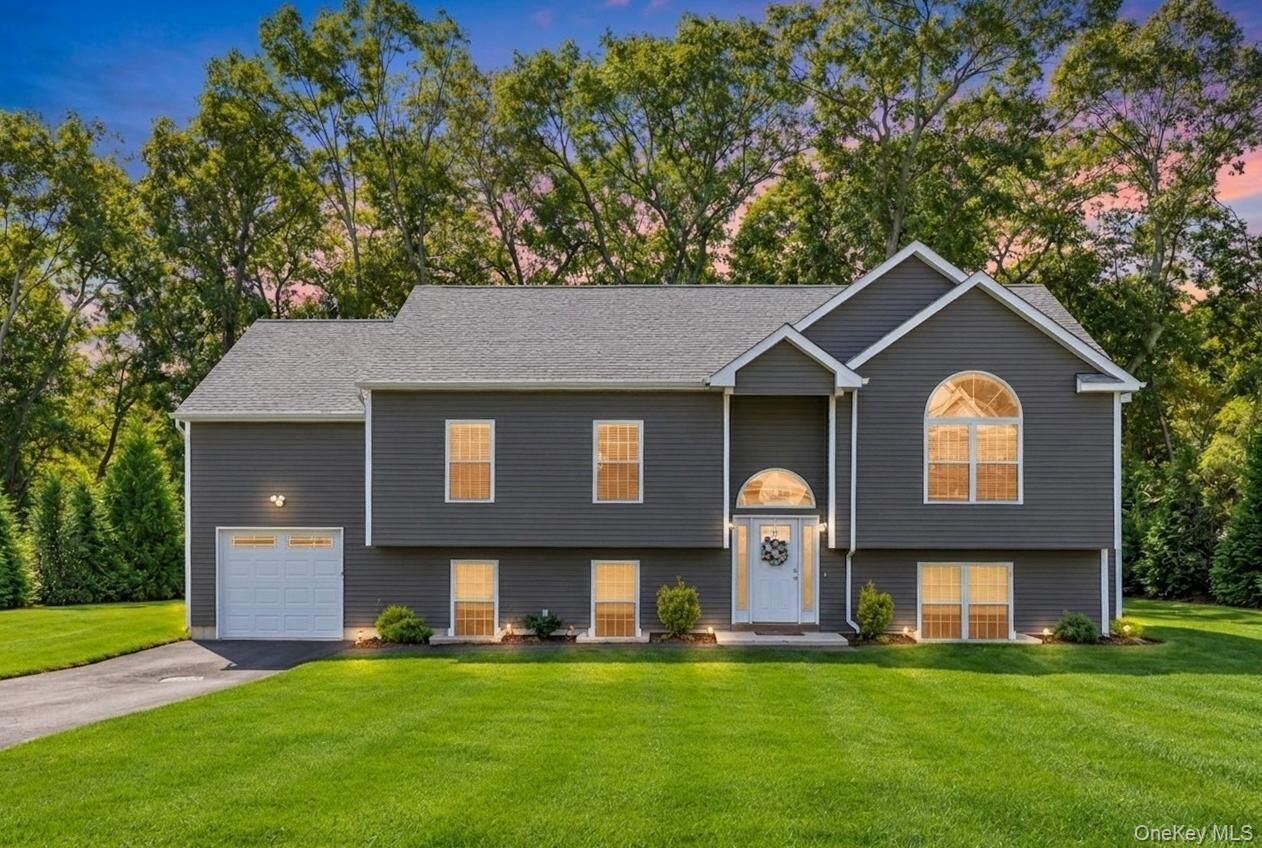 Property Photo:  77 Maple Wood Lane  NY 11901 