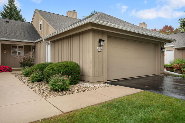 Property Photo: 10104 N Gettysburg Ct WI 53092