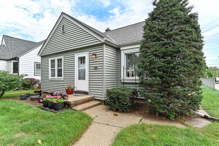 Property Photo:  3852 S 5th St  WI 53207 