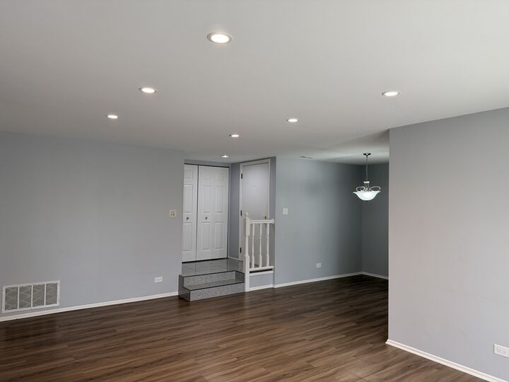 Property Photo: 1312 Coventry Circle 1312 IL 60061