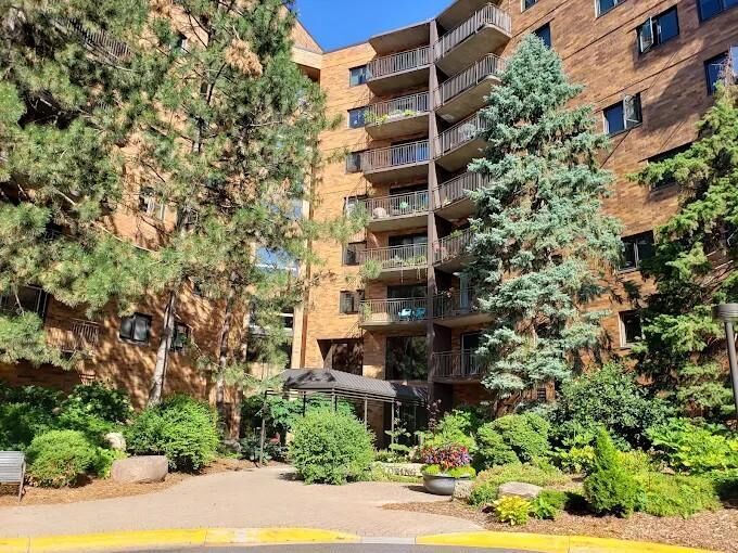 Property Photo: 210 W Grant Street 615 MN 55403