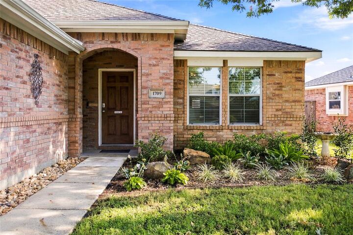 Property Photo: 1709 White Mountain Way TX 75407