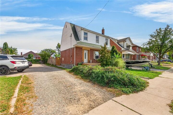 Property Photo: 111 Kenilworth Avenue S ON L8K 2T2