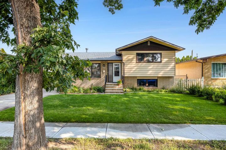 Property Photo:  1406 26 Street SE  AB T1A 2G2 
