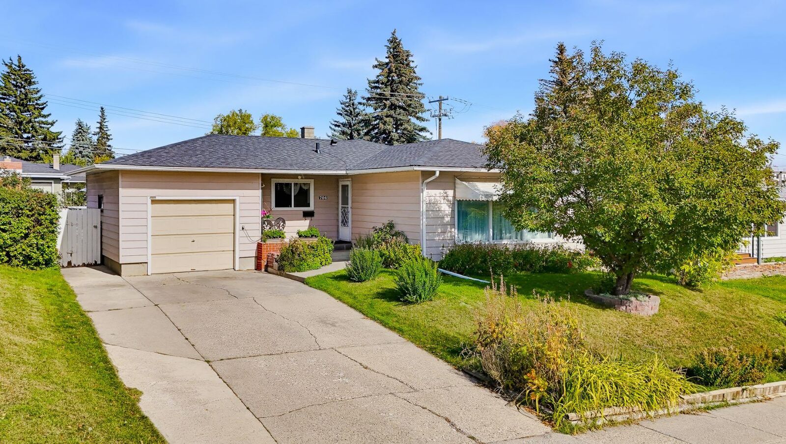 Property Photo:  704 75 Avenue SW  AB T2V 0S3 