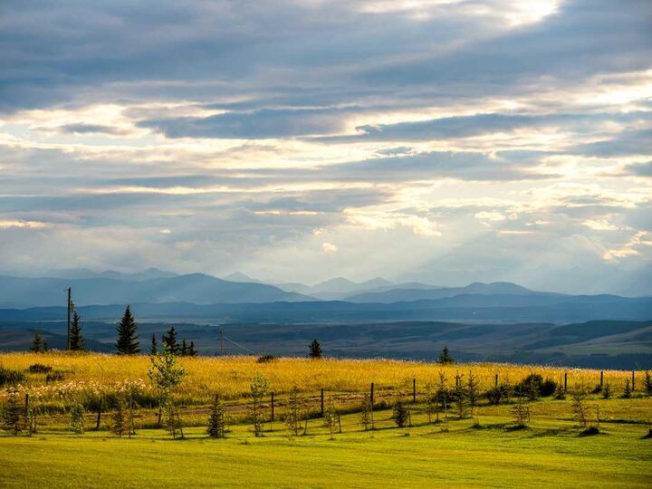 Property Photo:  260169 Mountain Ridge Place  AB T4C 2Y1 