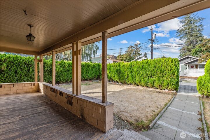 Property Photo: 517 Malaga Ave WA 98801
