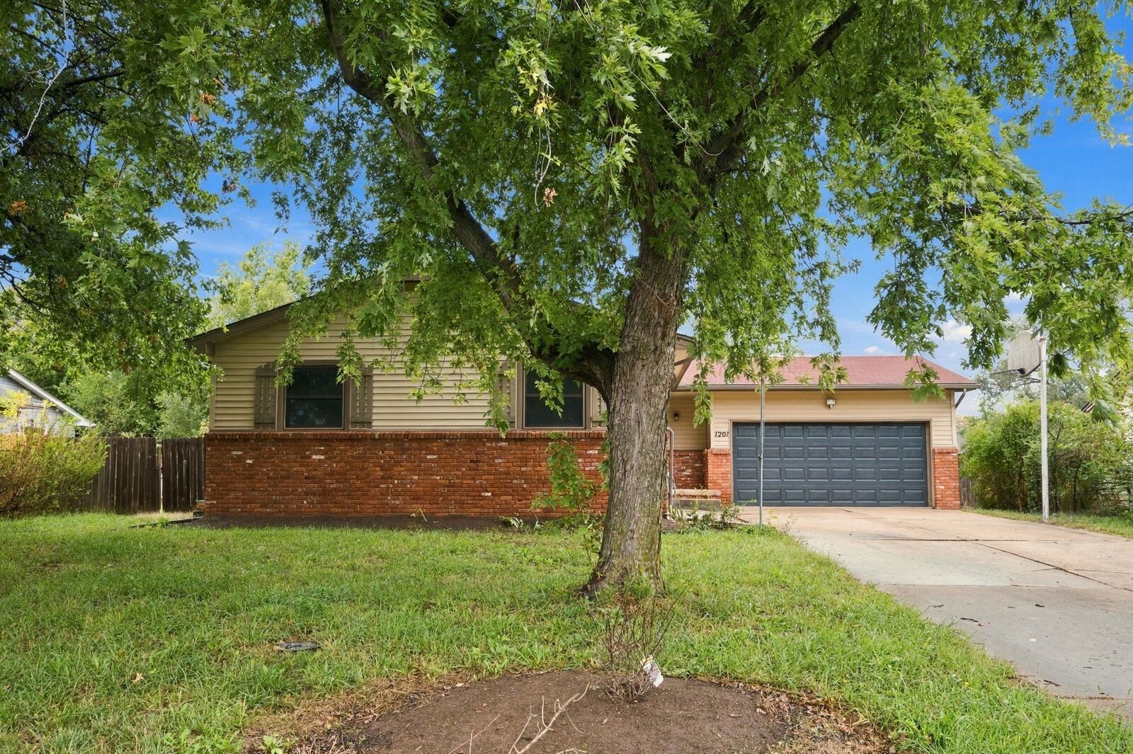 Property Photo:  1201 N Morris St  KS 67133-9331 